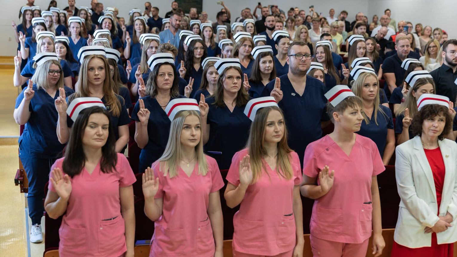 Białe czepki, wielkie emocje i nowa krew w szpitalach. Chełm świętuje „Czepkowanie 2026”