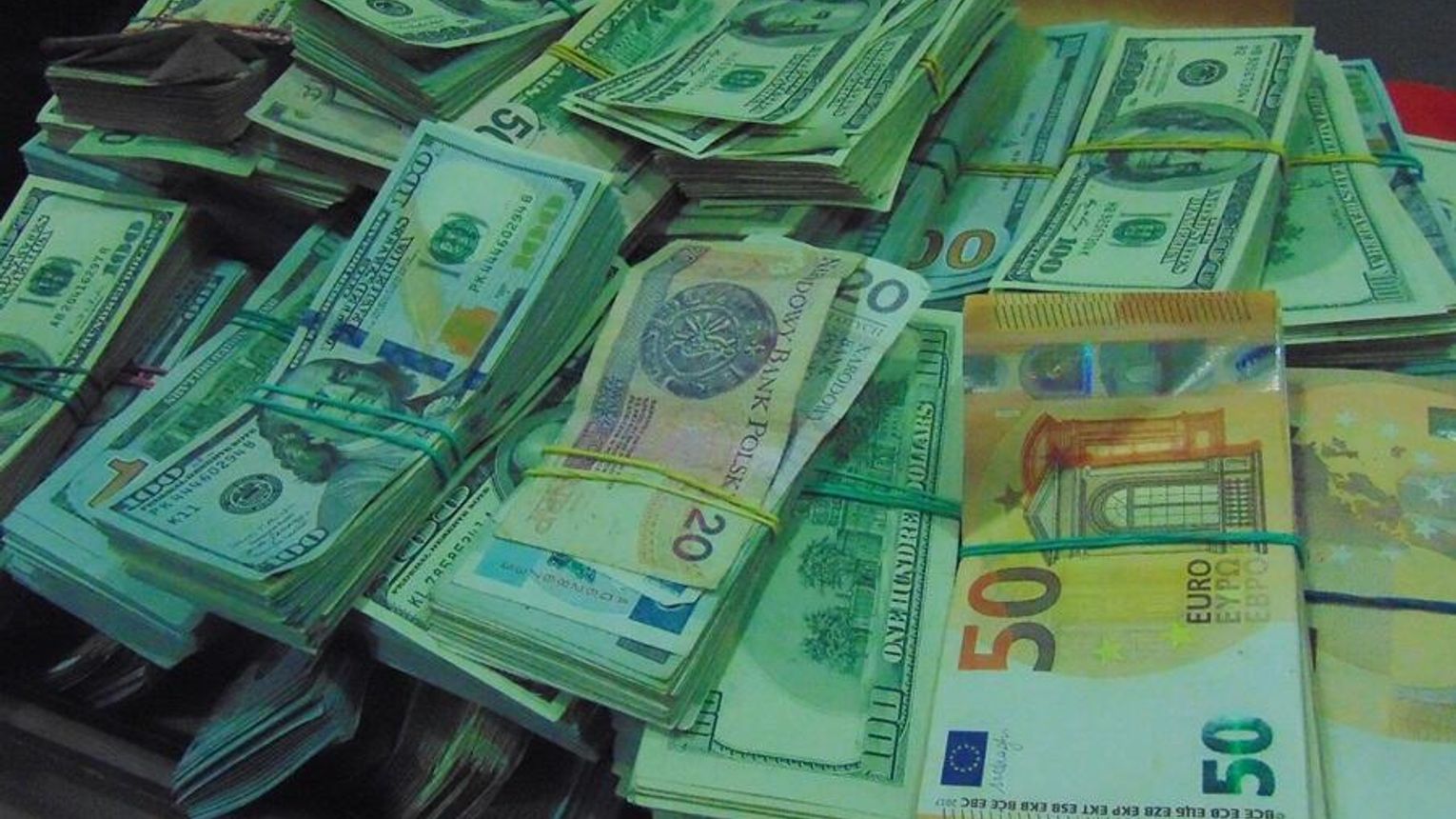 Blisko 2,4 mln zł niezgłoszonej gotówki na granicy. Spadła liczba takich przypadków