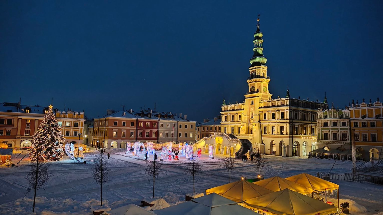 Detektywi, donosy i paragrafy. Kto po zmierzchu gasi światło na zamojskiej Starówce?