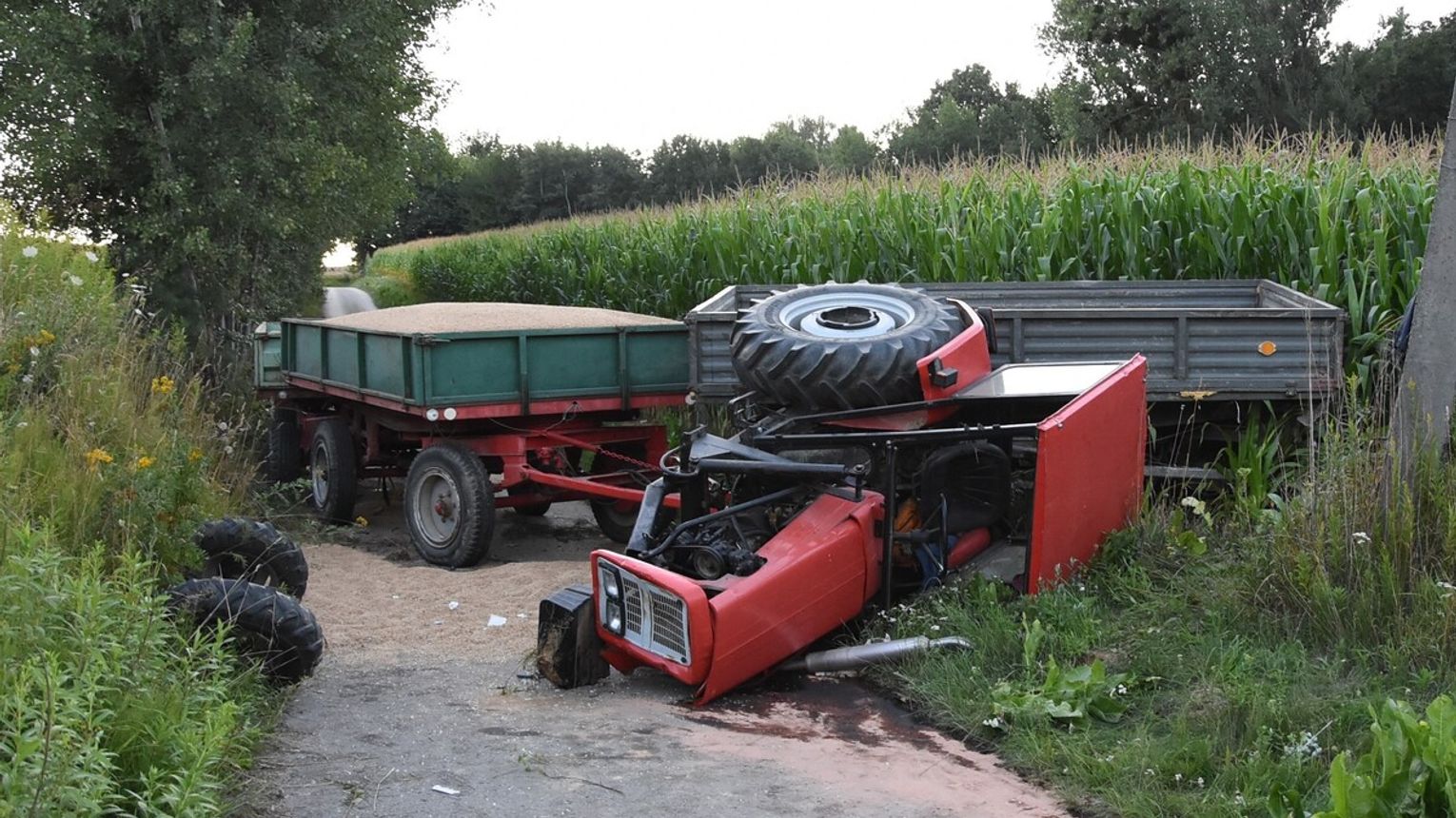 Groźny wypadek podczas prac polowych. 27-latek przygnieciony przez ciągnik