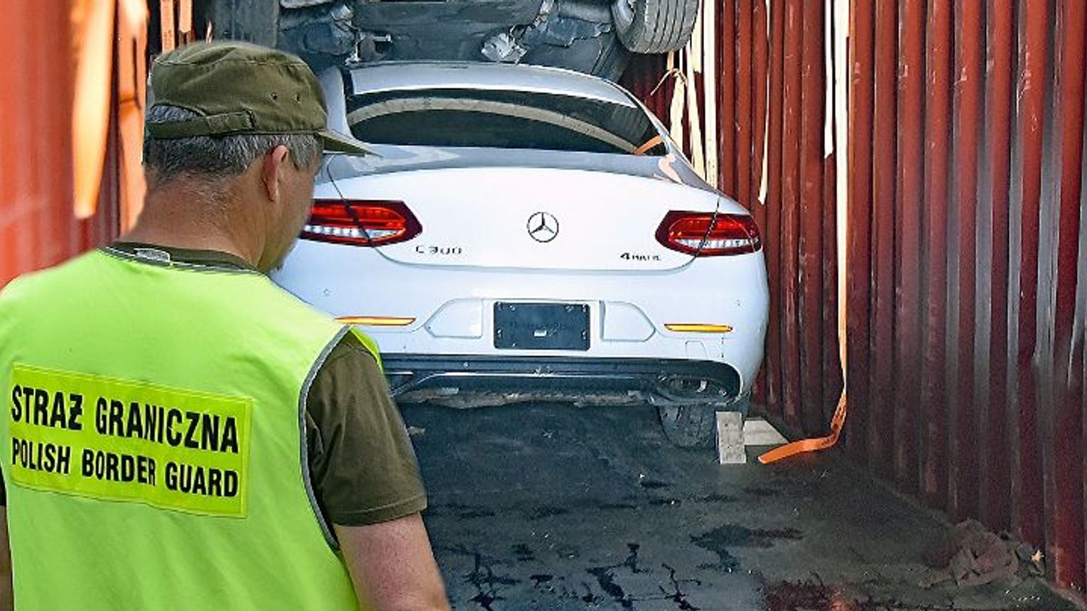 Kanadyjski łącznik na torach w Hrubieszowie. Poszukiwany mercedes wpadł w kontenerze