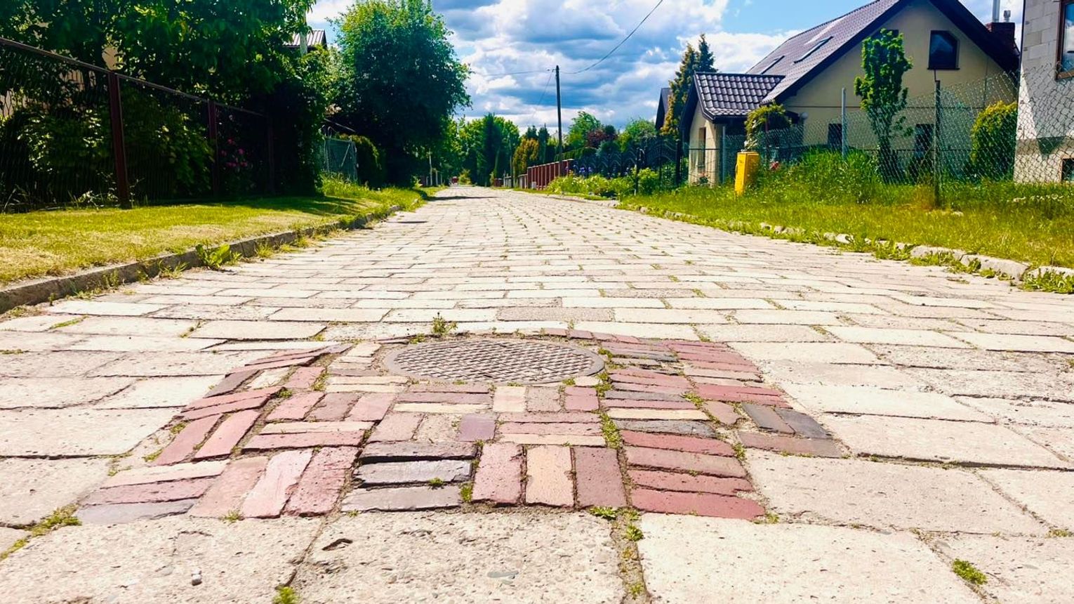 Koniec z krzywymi płytami. Ulica Mokra w Zamościu doczeka się gładkiego asfaltu