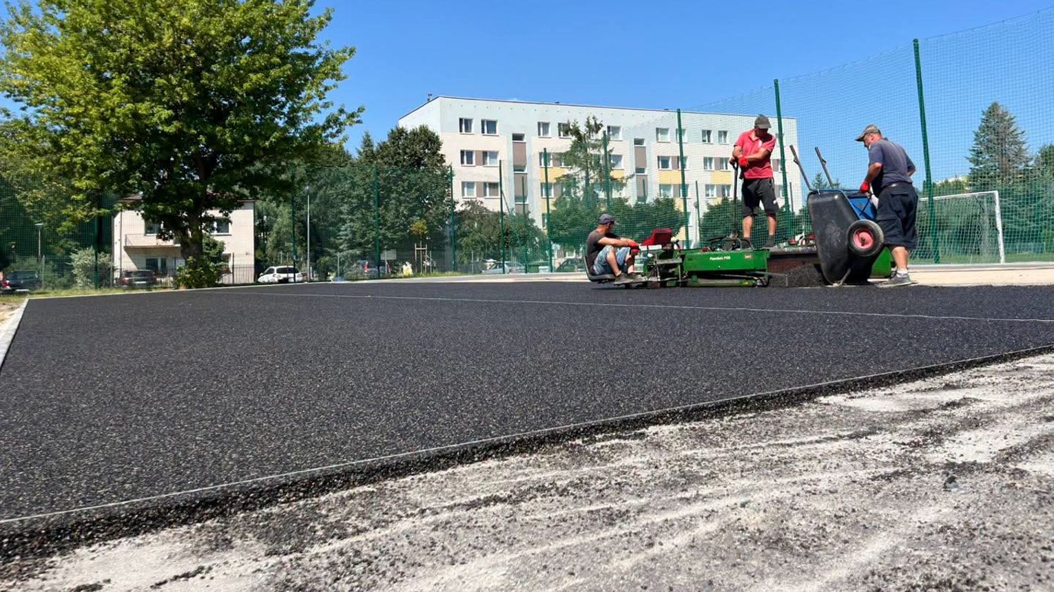 Koniec z obdartymi kolanami. Nowoczesne boisko przy zamojskiej „Trójce” już na finiszu