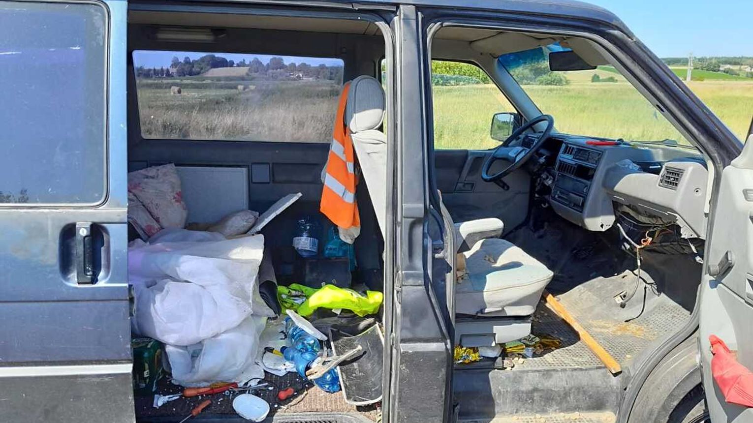 Psy w nagrzanym samochodzie bez wody i opieki. 76-latek odpowie za znęcanie się nad zwierzętami