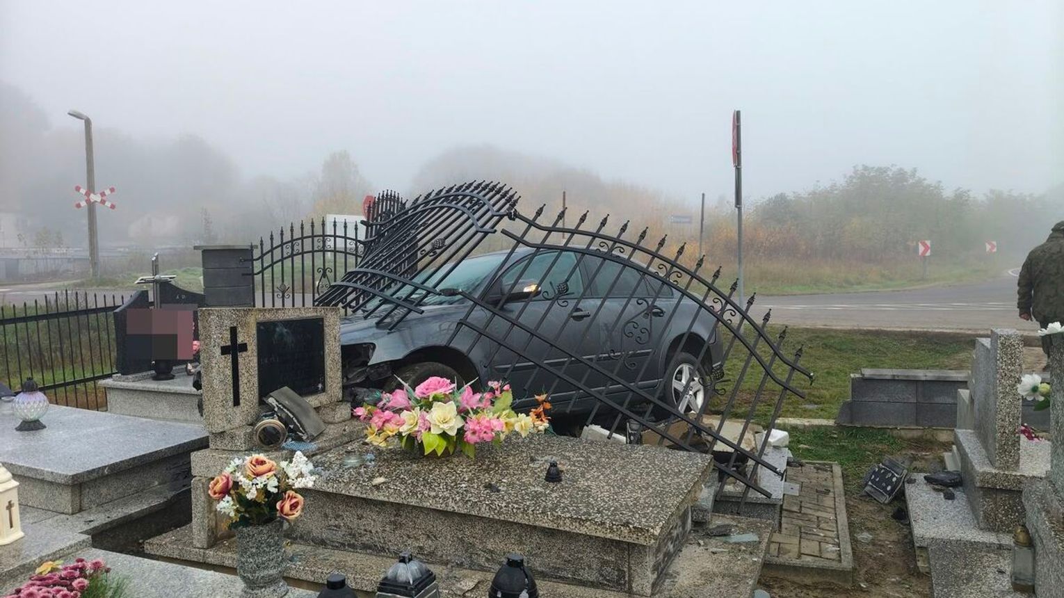 Volvo wjechało w ogrodzenie cmentarza. Uszkodzonych pięć nagrobków