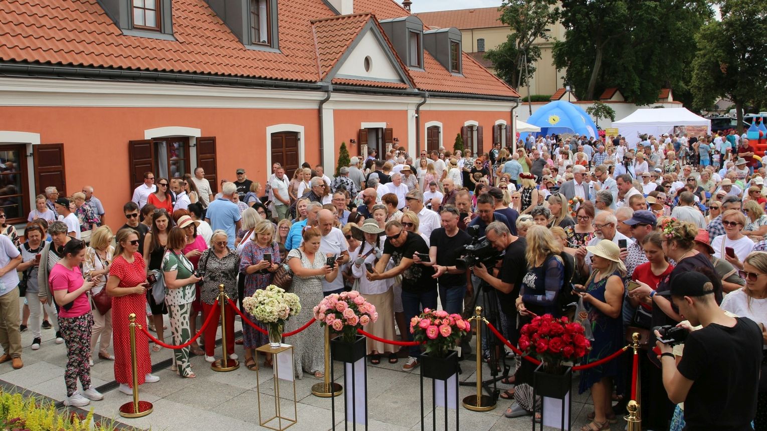W Końskowoli trwa Święto Róż. Wieczorem zagra Power Play