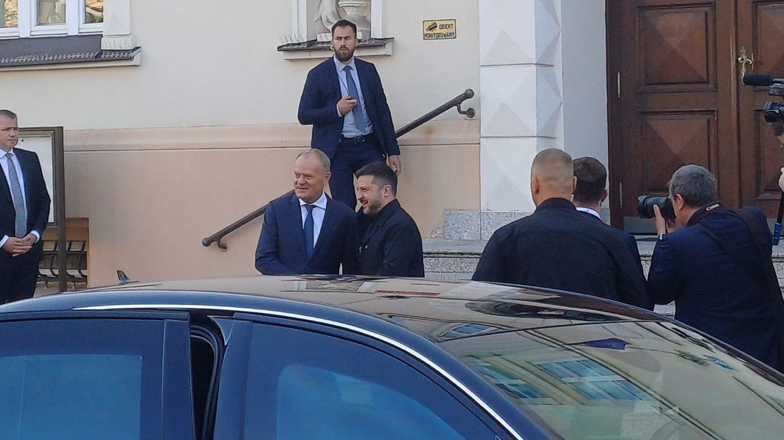 Zełenski i Tusk w Lublinie. Godzina rozmowy i uścisk na schodach