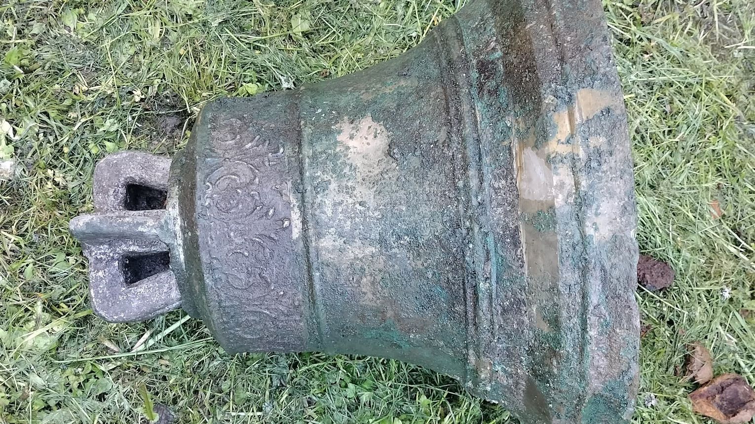 Ziemia oddała mosiężnego świadka historii. W Hostynnem wykopano dzwon, który... wciąż gra