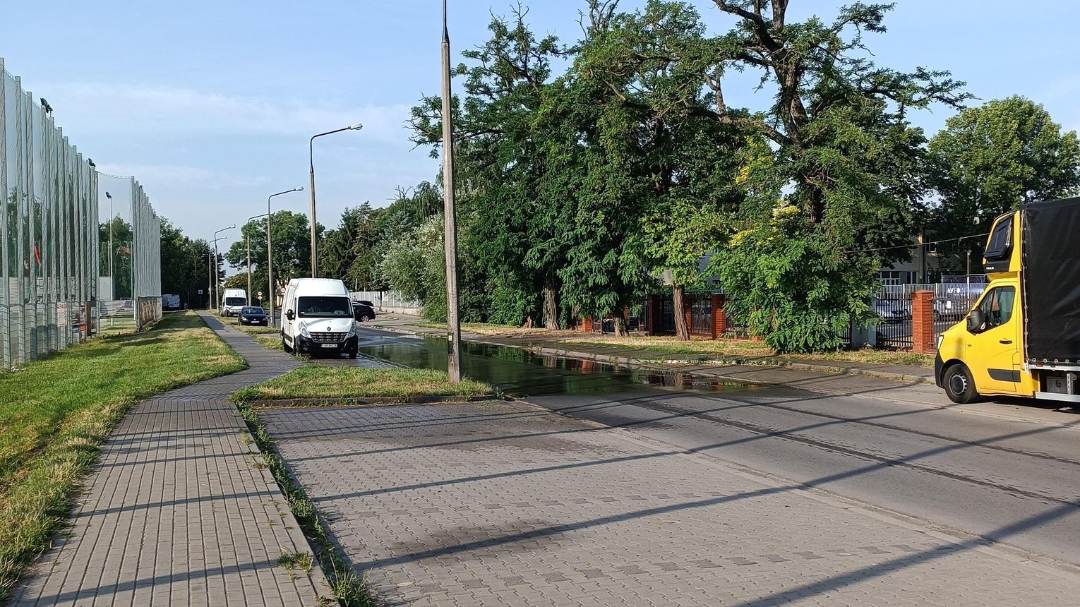 Zraszacze przy boisku rugby zalewają ulicę Bazylianówka. Klub zapowiada korektę ustawień