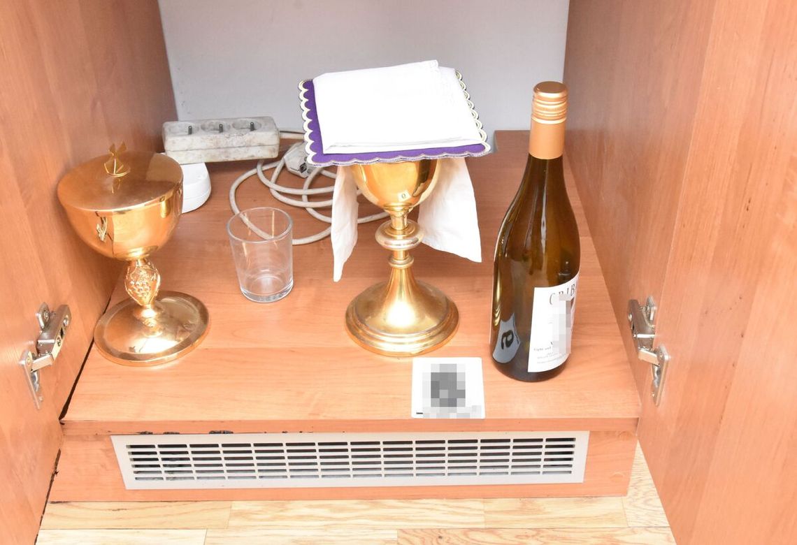 Włamał się do plebanii, wypił wino mszalne i groził księdzu