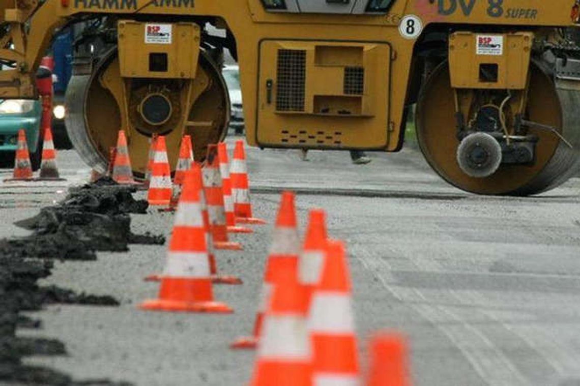 1,2 mln zł dla samorządów na zniszczone drogi. "Wiemy że to kropla w morzu potrzeb"