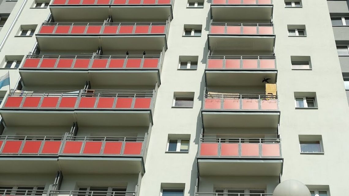 1,5 roczny chłopiec wypadł z balkonu w Lublinie. W Puławach o mały włos również doszłoby do wypadku