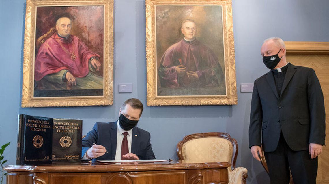 1,7 mln zł dla KUL na przetłumaczenie encyklopedii filozofii. Umowę podpisał minister Czarnek, wykładowca KUL