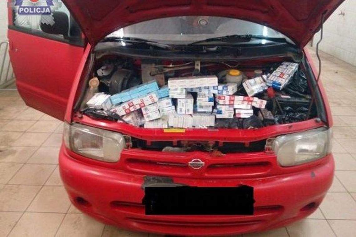 1,8 tys. paczek papierosów w aucie. Część pod pokrywą silnika