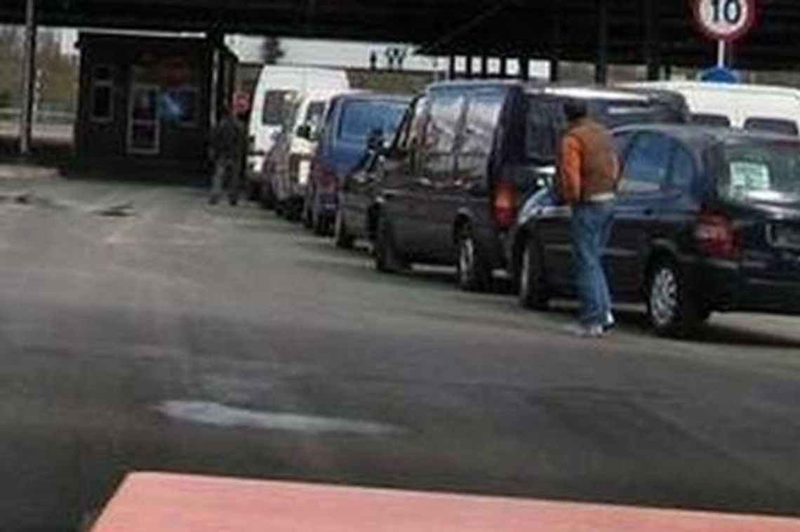 10-kilometrowa kolejka na granicy w Koroszczynie 10-kilometrowa kolejka na granicy w Koroszczynie