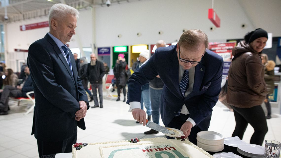 10 lat Portu Lotniczego Lublin. Tort, 2,8 miliona pasażerów i Radom na horyzoncie 10 lat Portu Lotniczego Lublin. Tort, 2,8 miliona pasażerów i Radom na horyzoncie