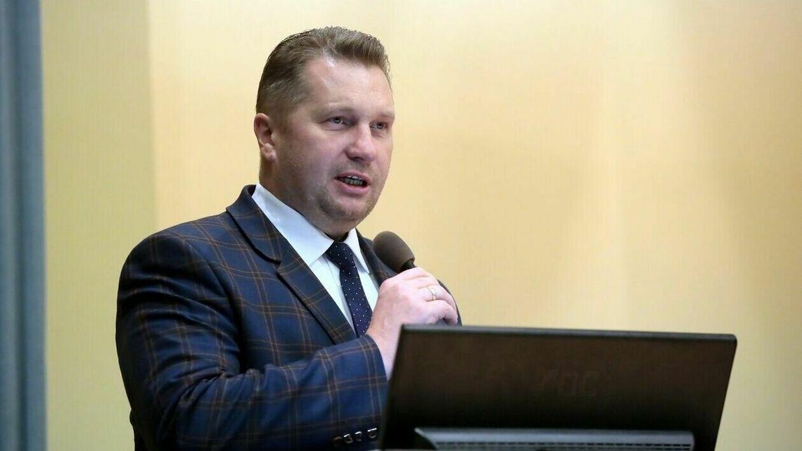 10 mln zł państwowych pieniędzy do podziału. Wiele nitek wiedzie do ministra Czarnka