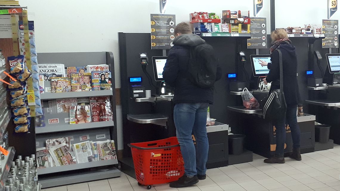 10 tys. kroków przy kasie samoobsługowej. Internauci poruszeni: "Ja na dyżurze w szpitalu 10 tysięcy kroków robię do godziny 11"