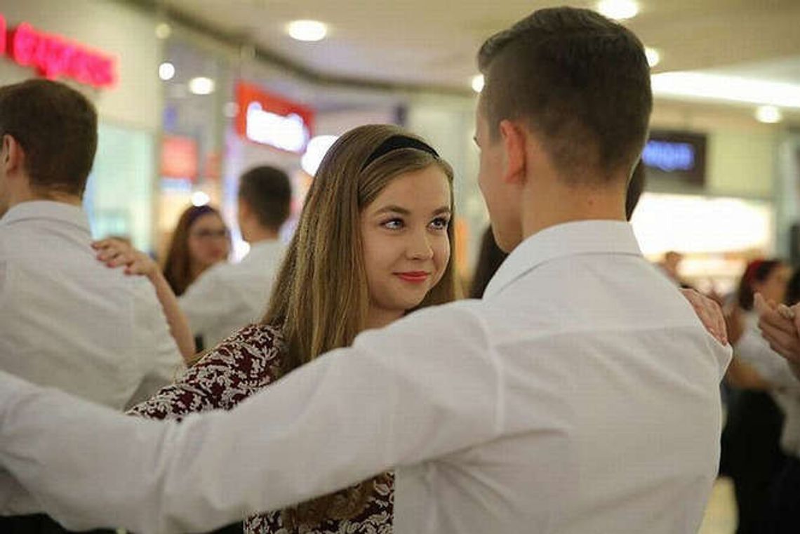100-lecie II LO w Lublinie. Uczniowie tańczyli walca w centrum Plaza 100-lecie II LO w Lublinie. Uczniowie tańczyli walca w centrum Plaza