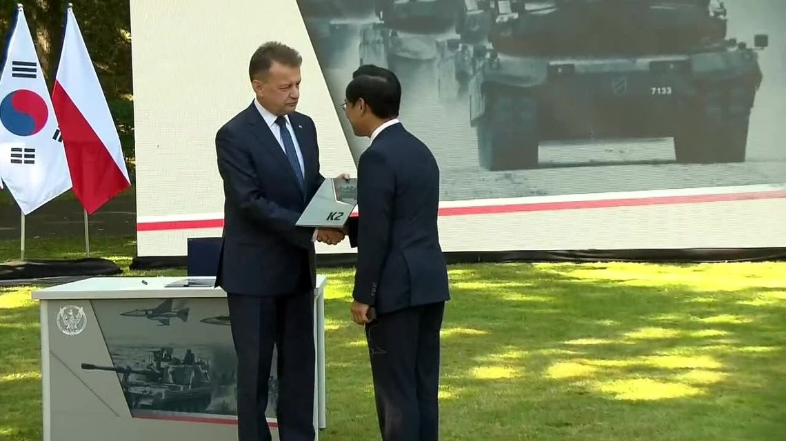 1000 czołgów, 600 armatohaubic oraz 48 lekkich myśliwców. Minister obrony zatwierdził kontrakty zbrojeniowe dla polskiego wojska 1000 czołgów, 600 armatohaubic oraz 48 lekkich myśliwców. Minister obrony zatwierdził kontrakty zbrojeniowe dla polskiego wojska