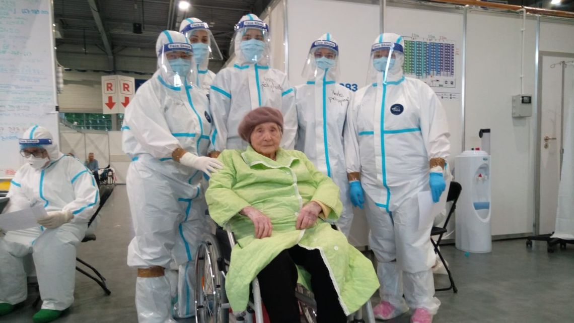 101-latka wygrała z COVID-19. W sobotę opuściła szpital tymczasowy 101-latka wygrała z COVID-19. W sobotę opuściła szpital tymczasowy