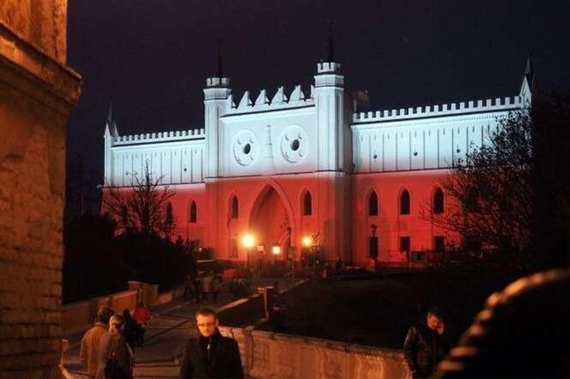 11 listopada w Lubelskiem: Biało-czerwony zamek i wojsko na ulicach (zdjęcia, wideo) 11 listopada w Lubelskiem: Biało-czerwony zamek i wojsko na ulicach (zdjęcia, wideo)