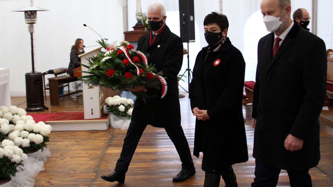 11 listopada w Puławach. Kwiaty przed pomnikiem, flagi na ulicach