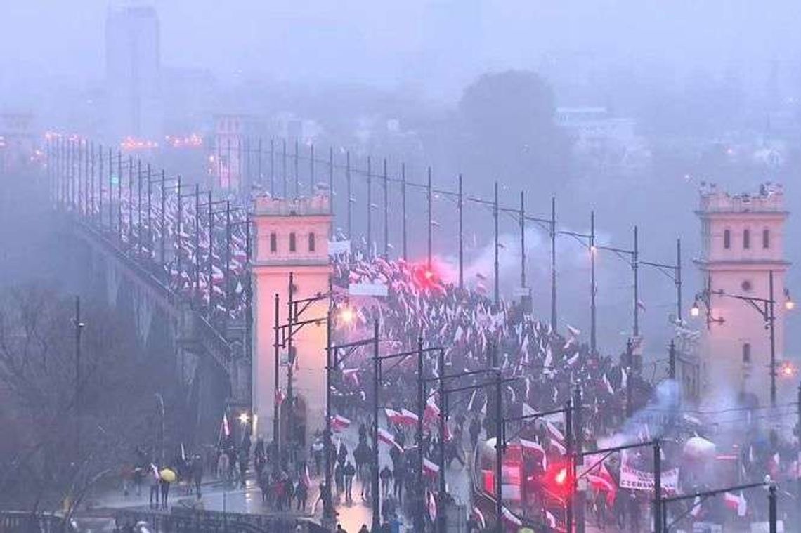 11 listopada w Warszawie. 75 tys. osób na Marszu Niepodległości, 10 tys. na marszu KOD