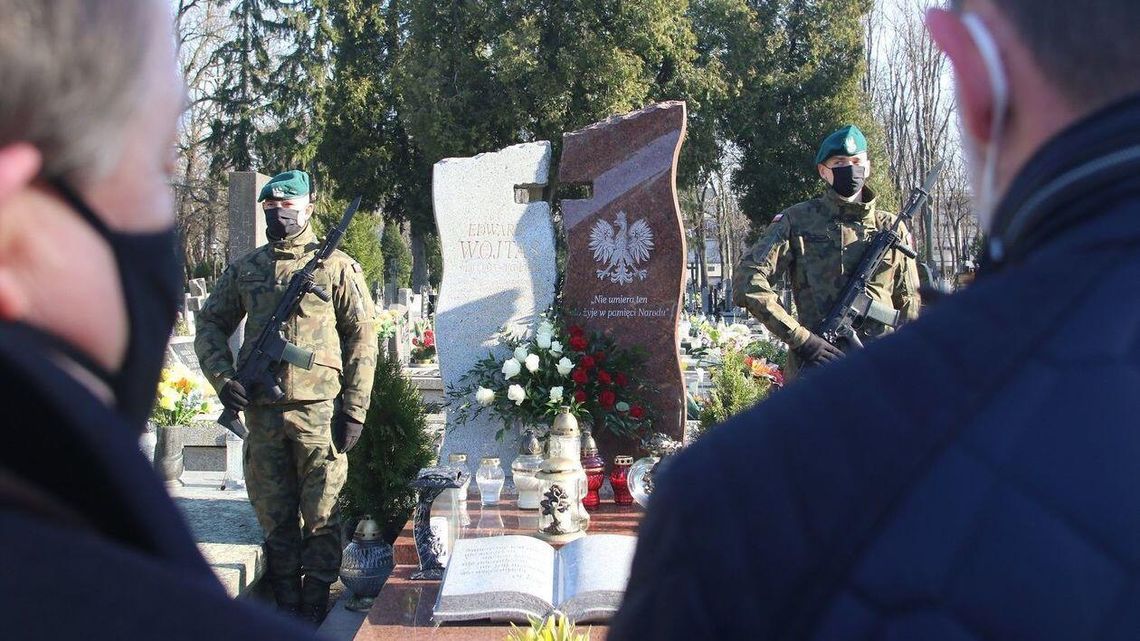 11. rocznica katastrofy smoleńskiej. Złożono wieńce na grobie Edwarda Wojtasa