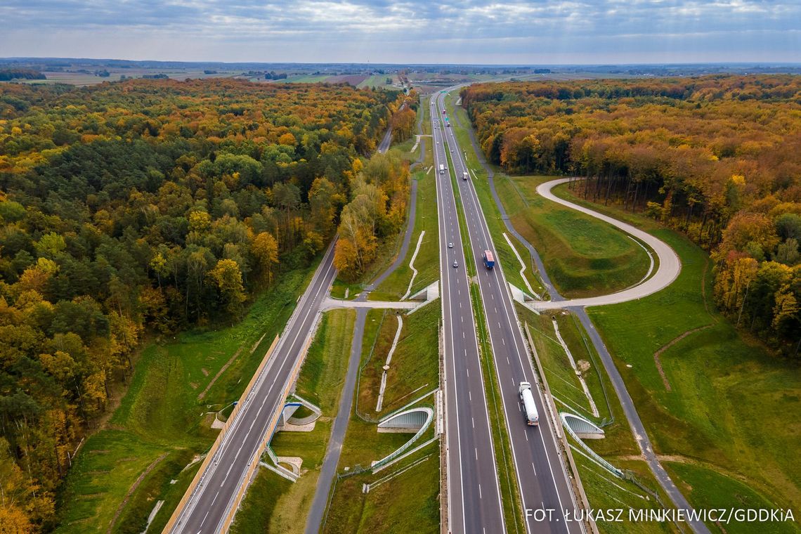 Budowa drogi ekspresowej S17 między węzłem Piaski Wschód a granicą z Ukrainą w Hrebennem została podzielona na dziewięć odcinków o łącznej długości 115 km. Na sześciu z nich podpisano już umowy z wykonawcami, a zaawansowanie prac jest zróżnicowane — zależy m.in. od terminów podpisania kontraktów ora