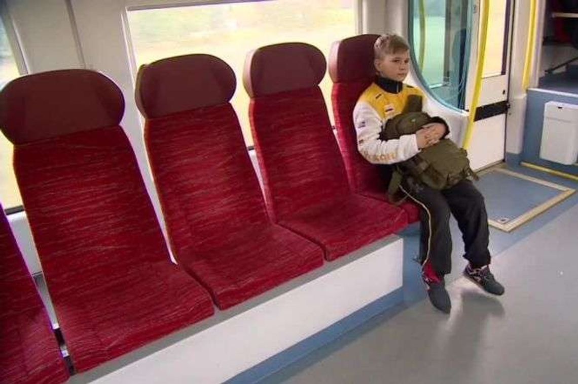 12-latek wyrzucony z pociągu za brak pieczątki. Musiał iść pieszo 5 km 12-latek wyrzucony z pociągu za brak pieczątki. Musiał iść pieszo 5 km