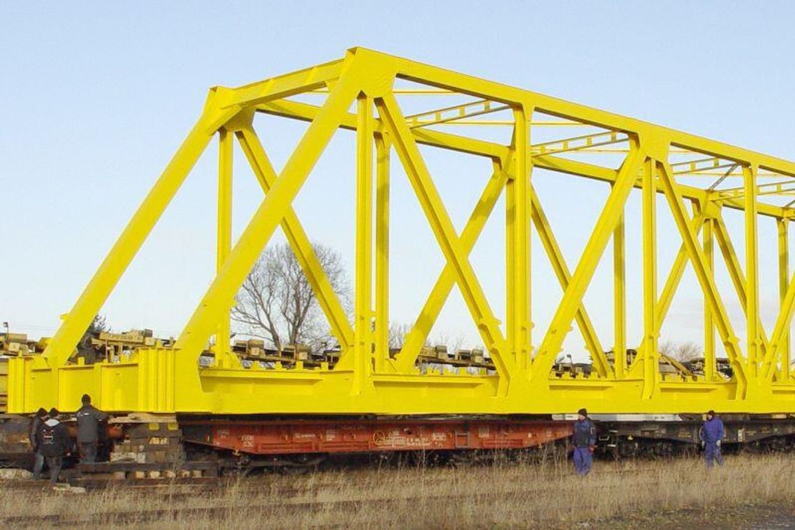 120-tonowy most kolejowy pojechał pociągiem
