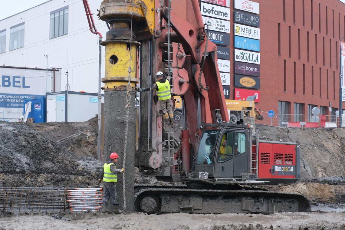 132 pali pod nowy obiekt mostowy. Prace w Al. Unii Lubelskiej nabierają tempa 132 pali pod nowy obiekt mostowy. Prace w Al. Unii Lubelskiej nabierają tempa