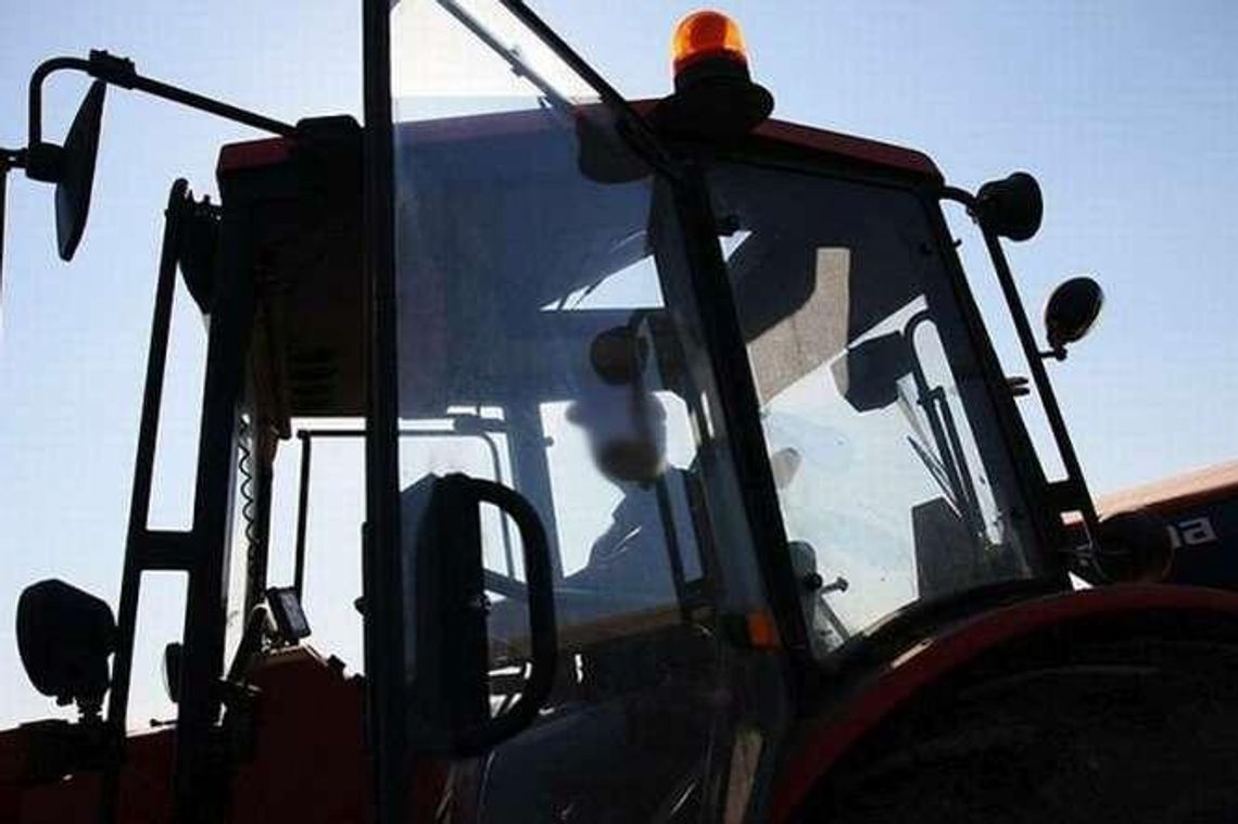 14-latek po pijanemu jeździł traktorem po boisku 14-latek po pijanemu jeździł traktorem po boisku
