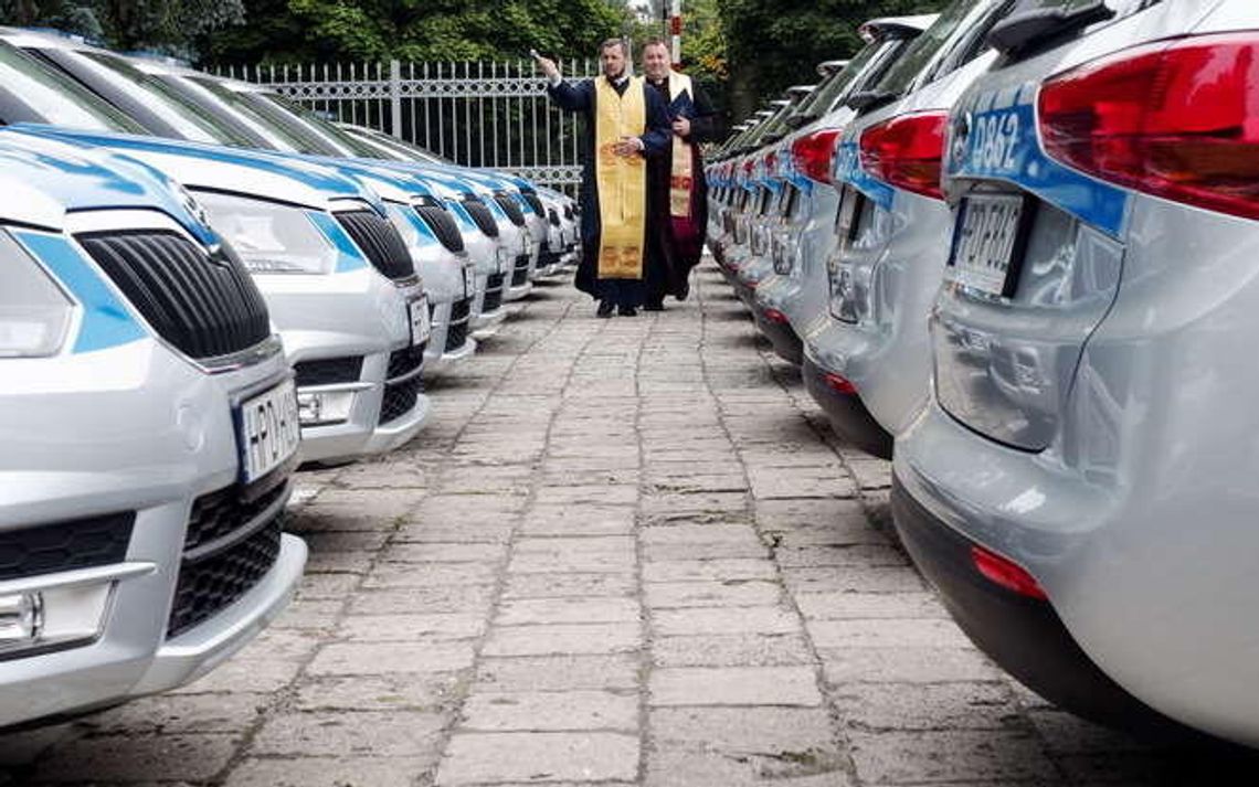 14 nowych policjantów, 29 nowych radiowozów (zdjęcia)