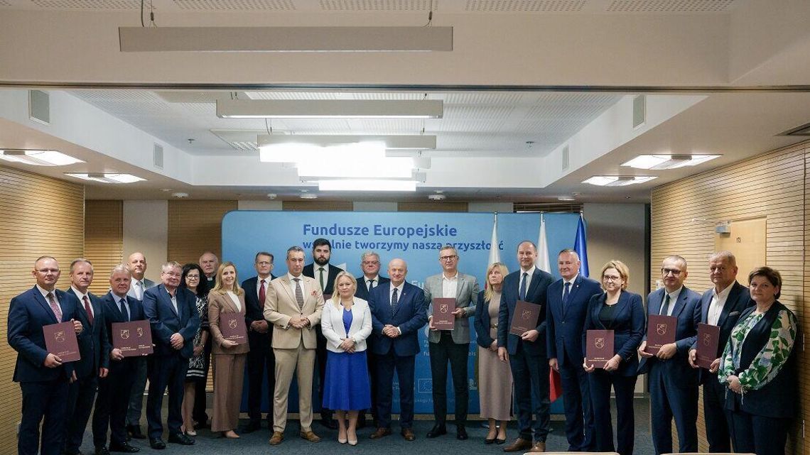 14 umów na 31 milionów. Marszałek podpisał umowy na unijne dotacje