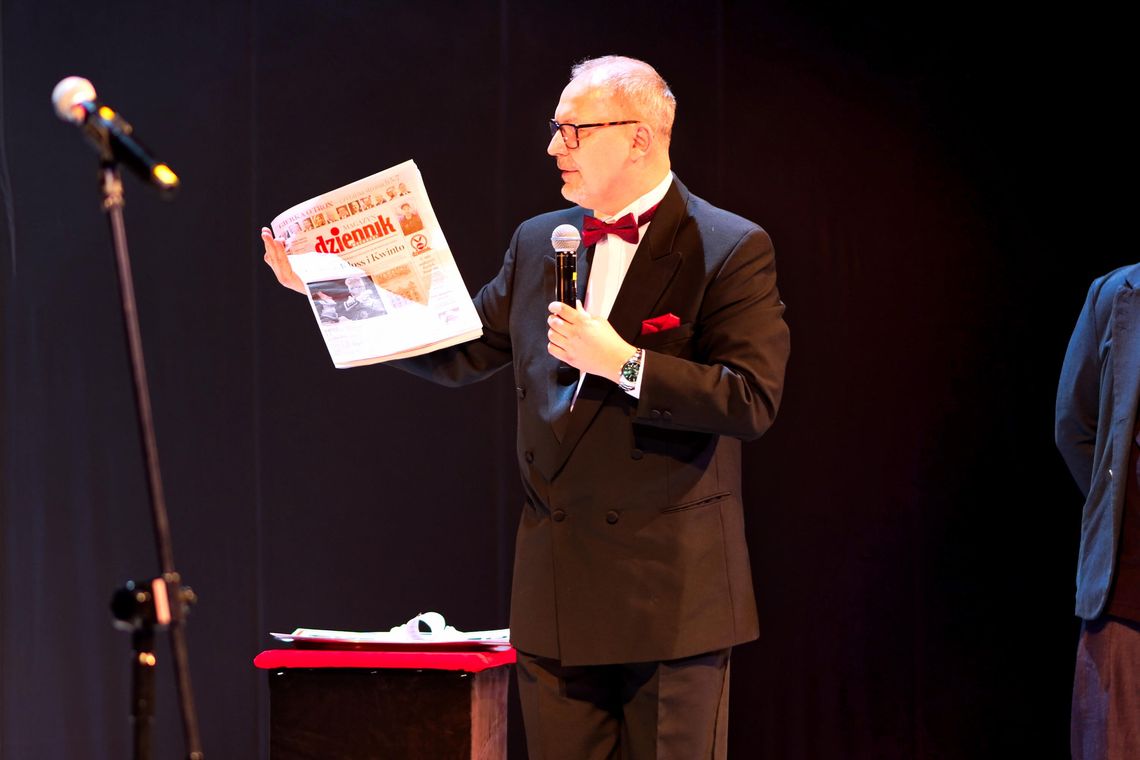 Zamknięcie kapsuły czasu podczas jubileuszu 140-lecia Teatru im. Juliusza Osterwy w Lublinie. W pojemniku znalazły się m.in. bilet na jubileuszowy spektakl, list dyrektora oraz piątkowe wydanie „Dziennika Wschodniego”