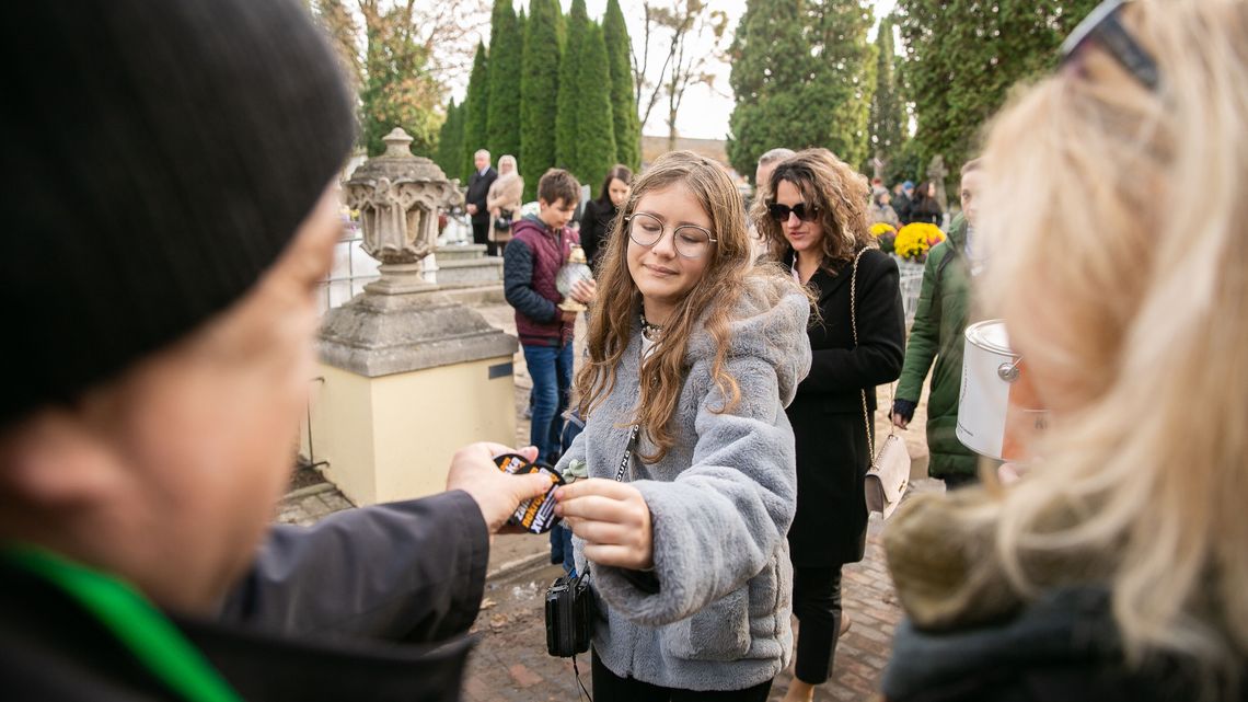 15 lat temu zaczęło kilku dziennikarzy. W tym roku udało się zabrać na cmentarzu ponad 26 tys. zł 15 lat temu zaczęło kilku dziennikarzy. W tym roku udało się zabrać na cmentarzu ponad 26 tys. zł