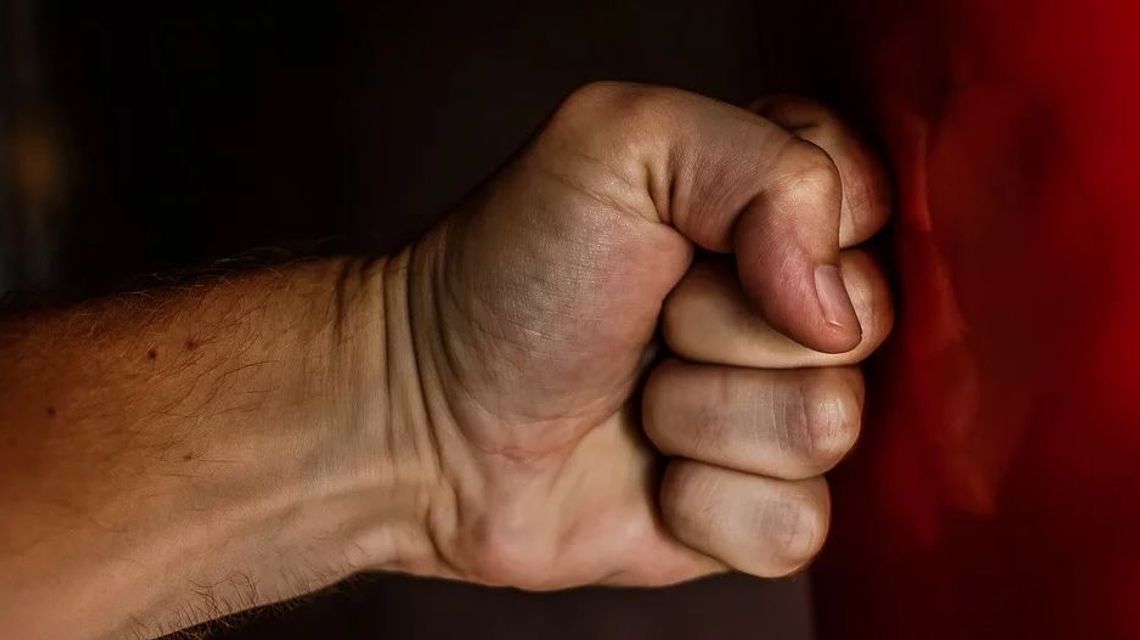 15-latek nagrał jak biją się dziewczyny. Chcieli go za to wywieźć do lasu