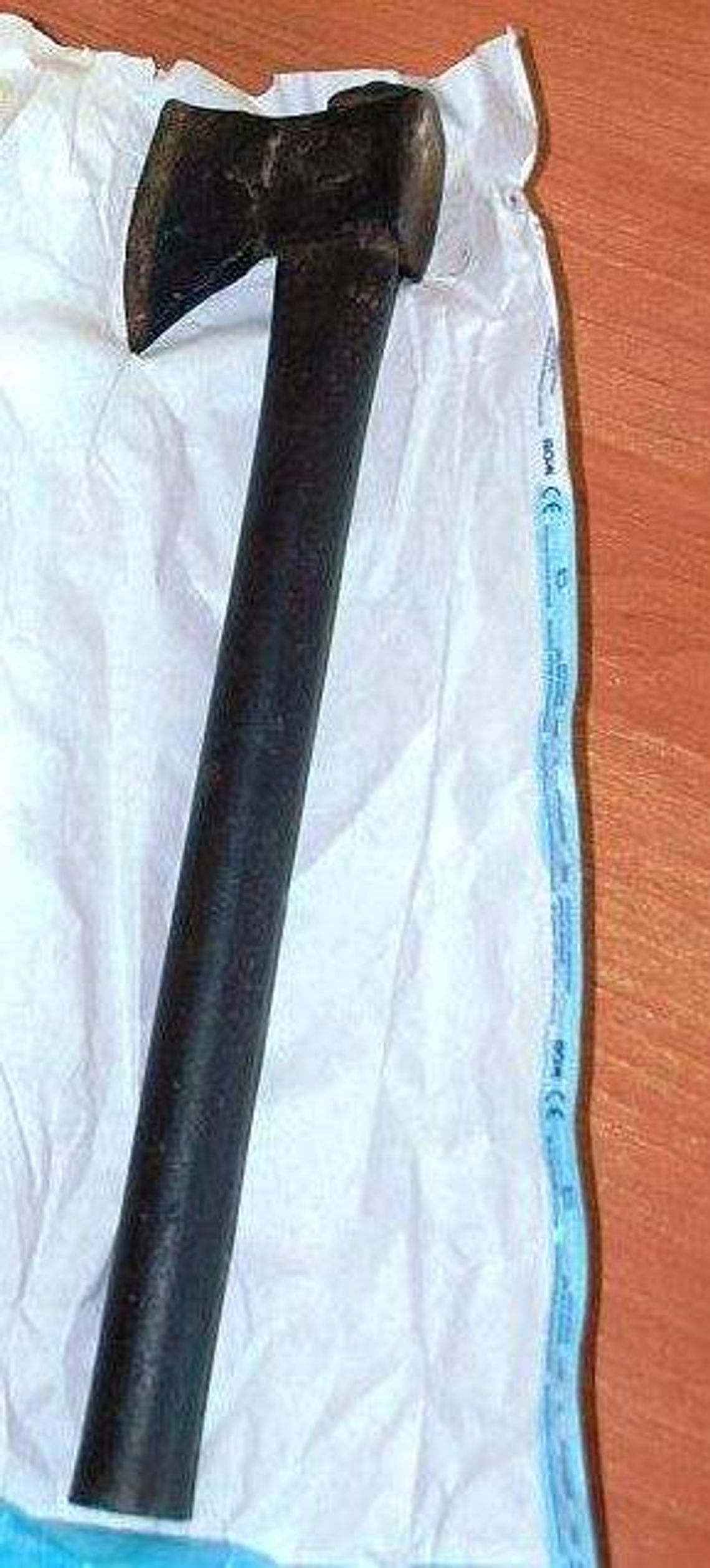 15-latek uderzył ekspedientkę siekierą i zabrał pieniądze