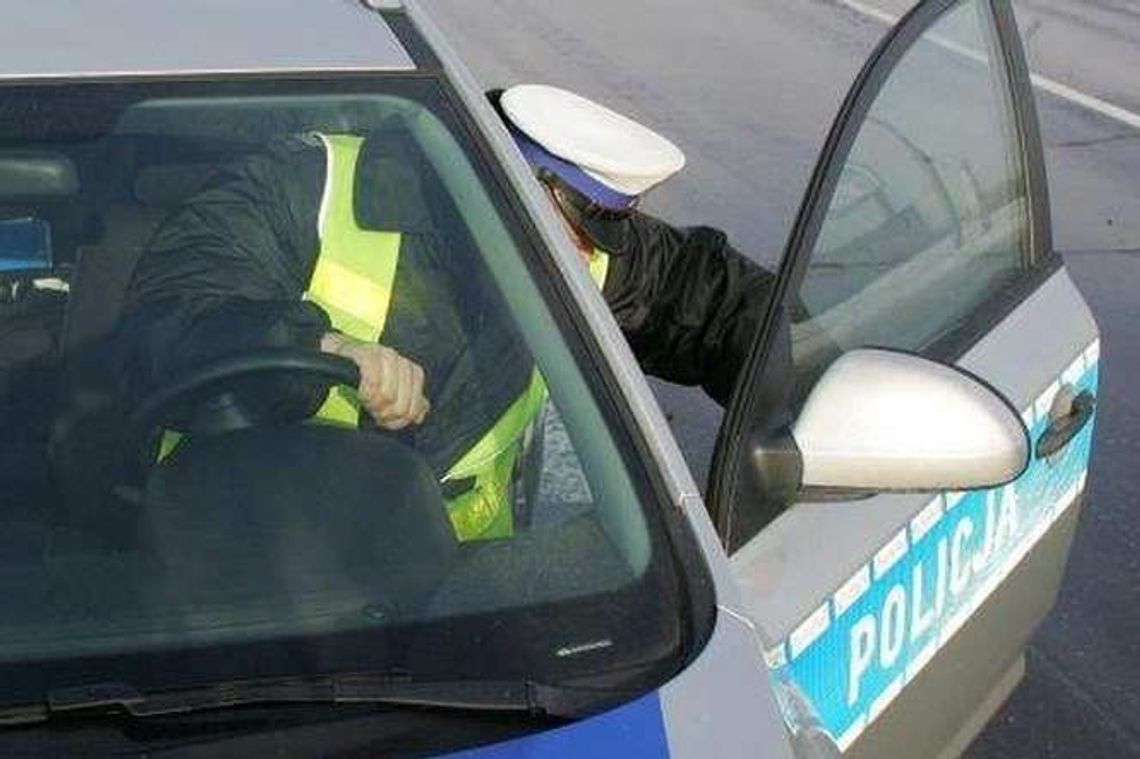 15-latek ukradł samochód z kolegą. Wiózł nim 8 pasażerów 15-latek ukradł samochód z kolegą. Wiózł nim 8 pasażerów