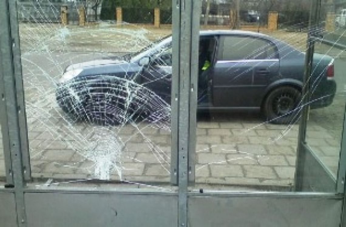 15-latek uwziął się na przystanek autobusowy. W końcu wpadł