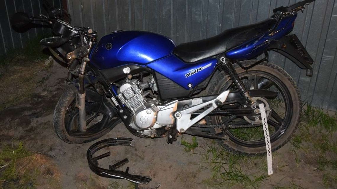 15-latek wsiadł na motocykl.  Zjechał do rowu 