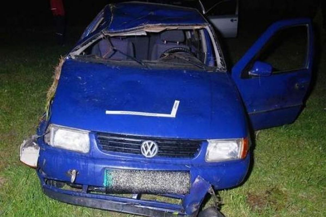 15-latek zabrał znajomych na przejażdżkę. Dachował w rowie