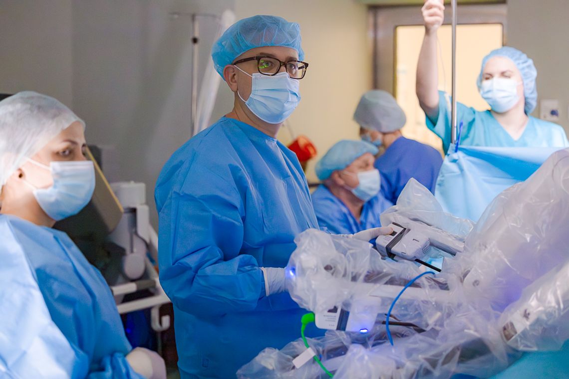 Zabieg operacyjny w szpitalu – lekarze podczas operacji na sali zabiegowej