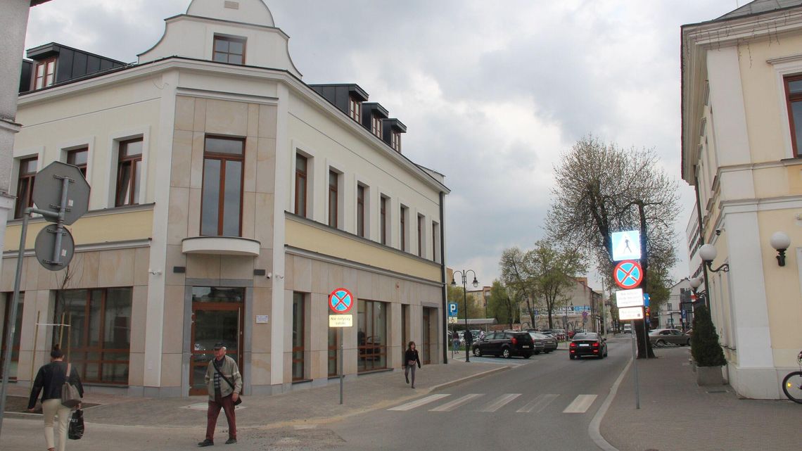 150 krzeseł bankietowych i gimbal. Ratusz urządza Krótką 1 150 krzeseł bankietowych i gimbal. Ratusz urządza Krótką 1