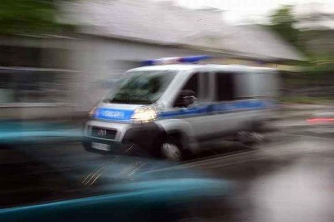 16-letnia dziewczyna skuta kajdankami w bagażniku auta