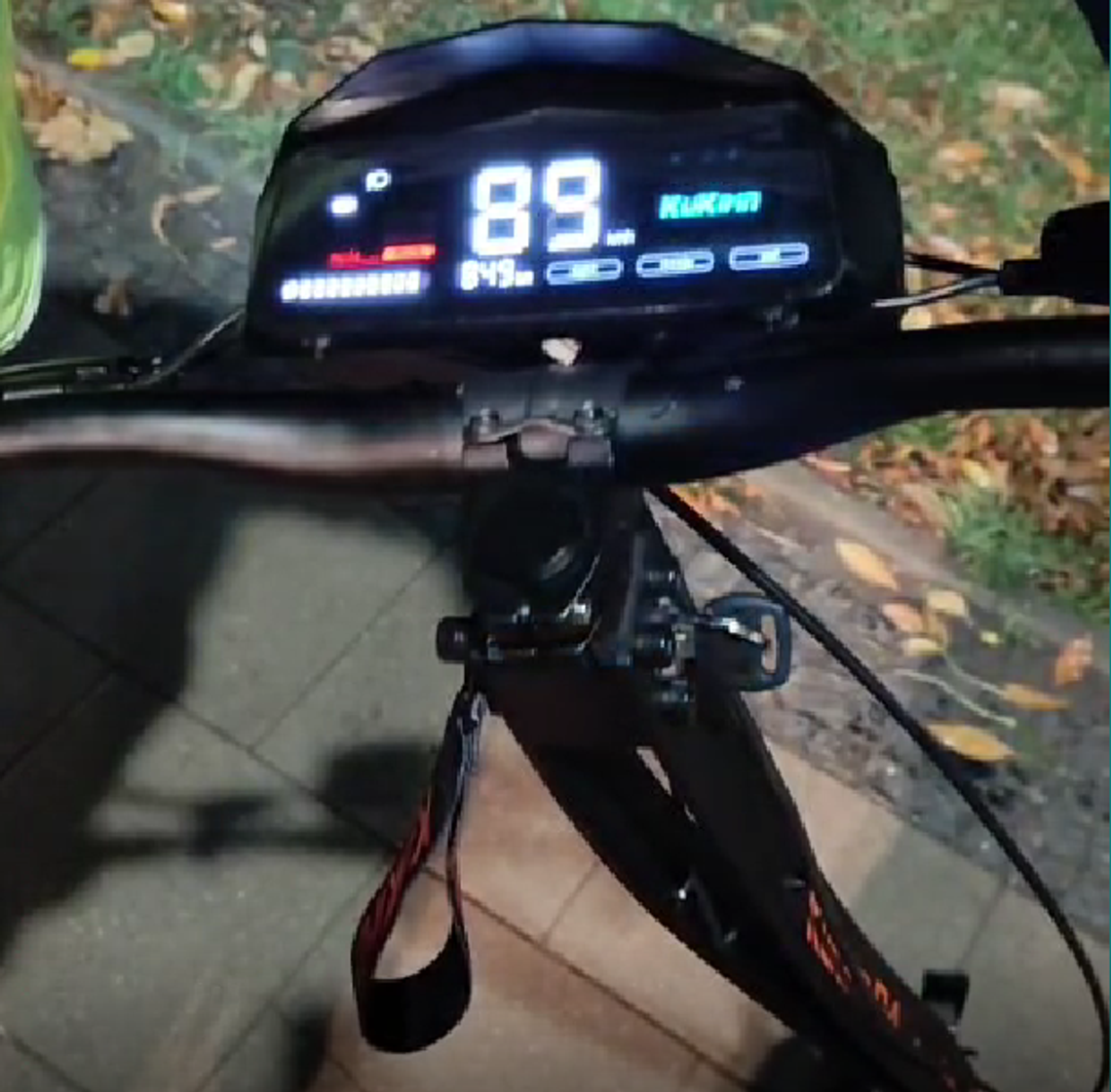 17-latek wjechał hulajnogą pod samochód. Pojazd mógł rozpędzić się do 89 km/h 17-latek wjechał hulajnogą pod samochód. Pojazd mógł rozpędzić się do 89 km/h