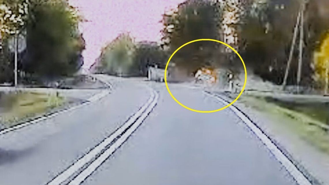 17-latek wjechał motocyklem pod samochód 17-latek wjechał motocyklem pod samochód