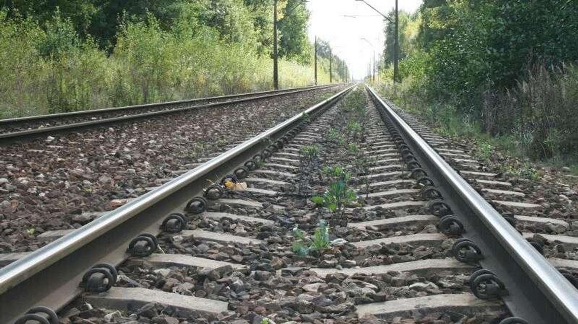 17-latek wspiął się na słup sieci trakcyjnej. Skończyło się tragicznie